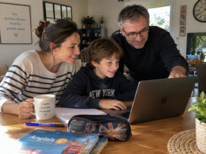 Parents accompagnant leur enfant dans ses devoirs avec un ordinateur à Blois